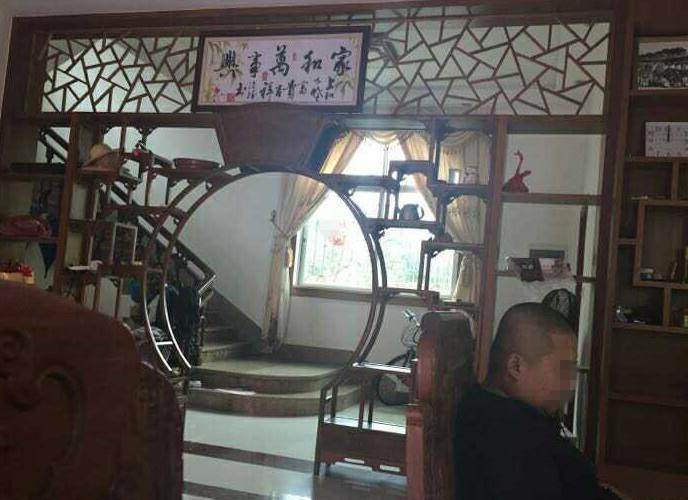 全村|晒晒婆家200万建的小别墅,光餐桌都3万多,是全村最豪华的!