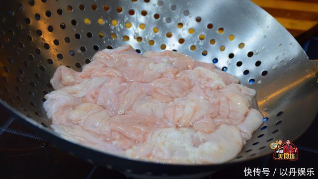 饭店卖138元一份,猪大肠吃出新花样,连配菜很多人都没见过!