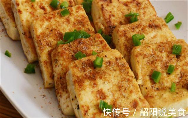 煎豆腐时，切记不可直接下油锅！多加这1步，豆腐不碎不粘锅