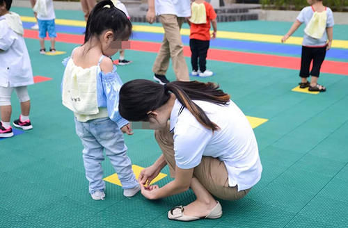 幼儿园要求孩子画房画车，家长应对有技巧，没想到反被“套路”