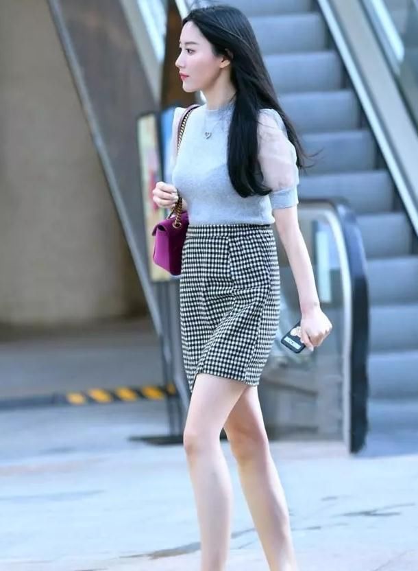  长裙|街拍：喜欢穿低领长裙的小姐姐，身材都很迷人