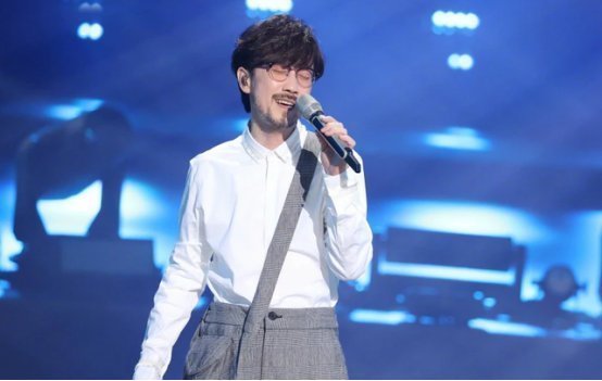 跷二郎腿|跷二郎腿又如何，孟美岐“老师”真没点评周传雄，他被淘汰也实属正常