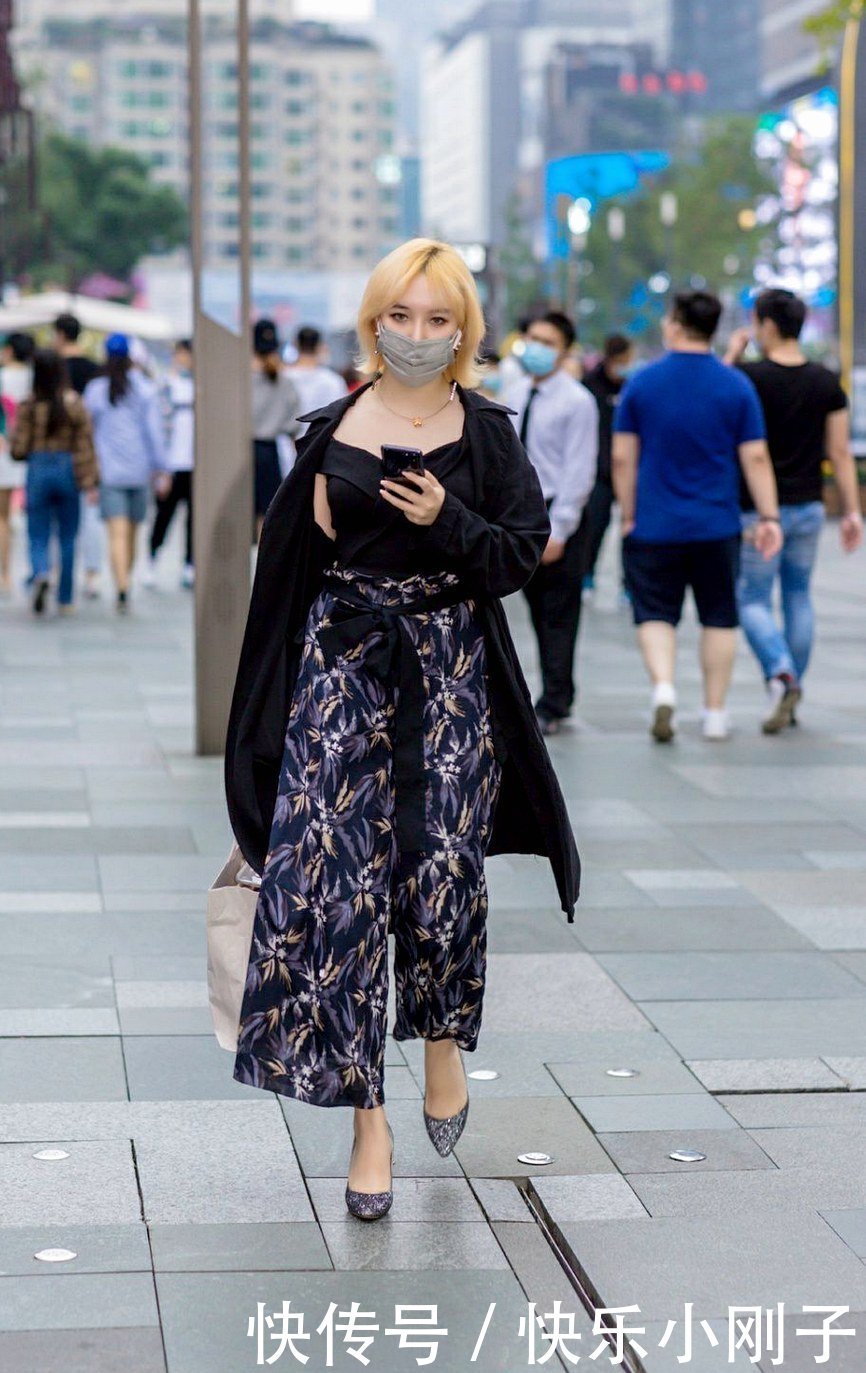 温度和风度一个都不能少，来一件风衣吧，出街外穿满满的高级感