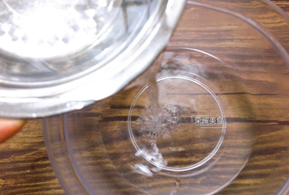草莓万万别直接用水清洗,为了家人健康,加入两种,干净又卫生