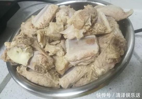 排骨|排骨焯水后又腥又柴看完大厨的做法恍然大悟,原来是用错水了