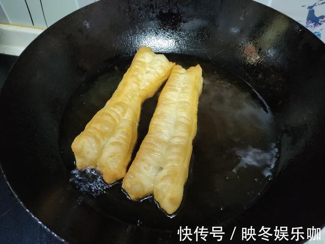 泡打粉|原来炸油条这么简单，掌握好“2111”配方比例，根根蓬松酥脆