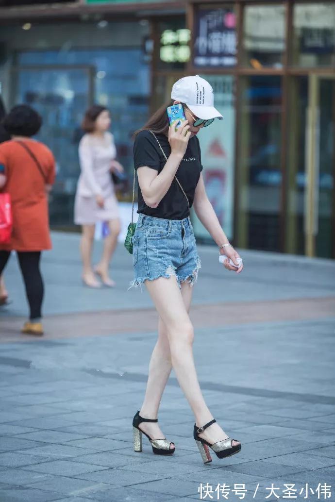 穆勒|美女街拍:露脚趾的银色尖头高跟鞋,带着一种迷人的气息,显得十分漂亮