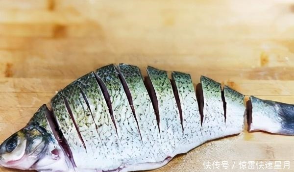 快过年了,教你“富贵开屏鱼”做法,造型美观,招待客人倍有面