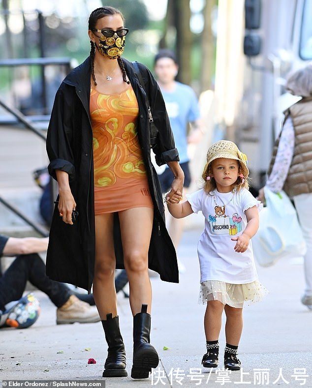 超模伊莲娜梳拳击辫，穿高弹裙撞衫“麻辣鸡”，女儿上学如走秀