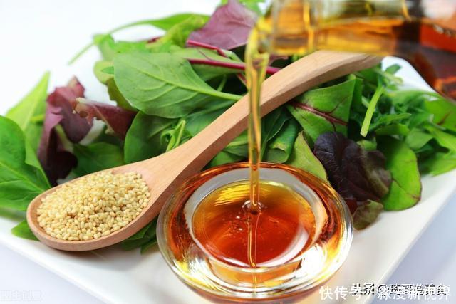 这样“假香油”好多人在吃,买香油记得“3辨”,一碗清水现原形