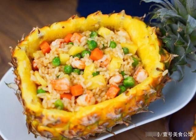 简单好吃的咖喱菠萝炒饭，鲜甜微辣，营养解馋，家人都爱吃