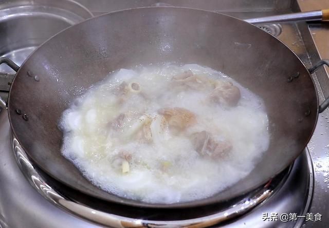 厨师|炖大骨头汤切记不要直接炖,厨师长教你一招,汤浓无腥味,味道鲜