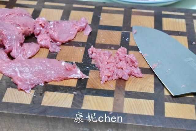 牛肉包子|牛肉包子好吃营养多，但馅儿难调，这样调馅儿不硬不柴，鲜嫩汁多
