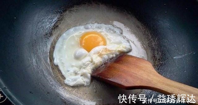 煎鸡蛋，直接倒油煎就错了！多做2步，不粘锅不煎糊，鲜嫩又入味