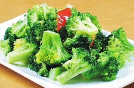 西兰花焯水用热水还是冷水教你西兰花焯水3个妙招，很多人做错