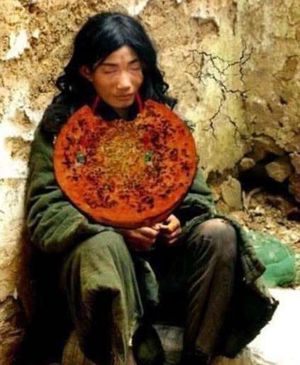 母亲|中国第一懒人:走路怕累吃饭靠喂,23年不干活,父母走后饿死家中