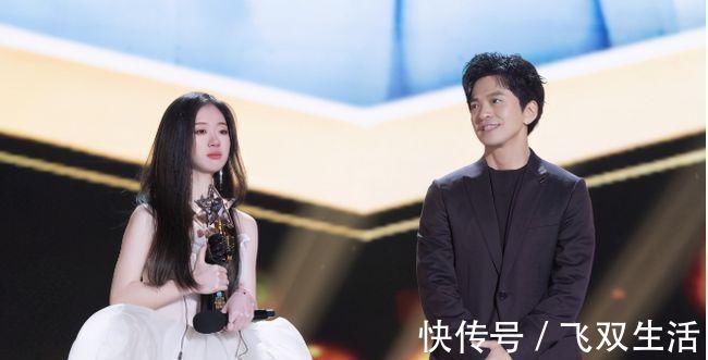 单依纯曝赚钱后想买手机送给李健却被回绝了, 原因太搞笑了