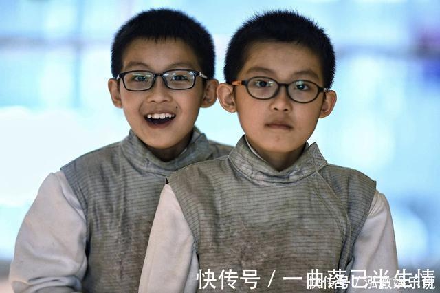 双胞胎|双胞胎一个放国内养,一个丢国外养,兄弟俩18年后差距一目了然