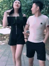 |搞笑GIF:大哥你带着两个美女跑起来,真像个三百斤的胖子