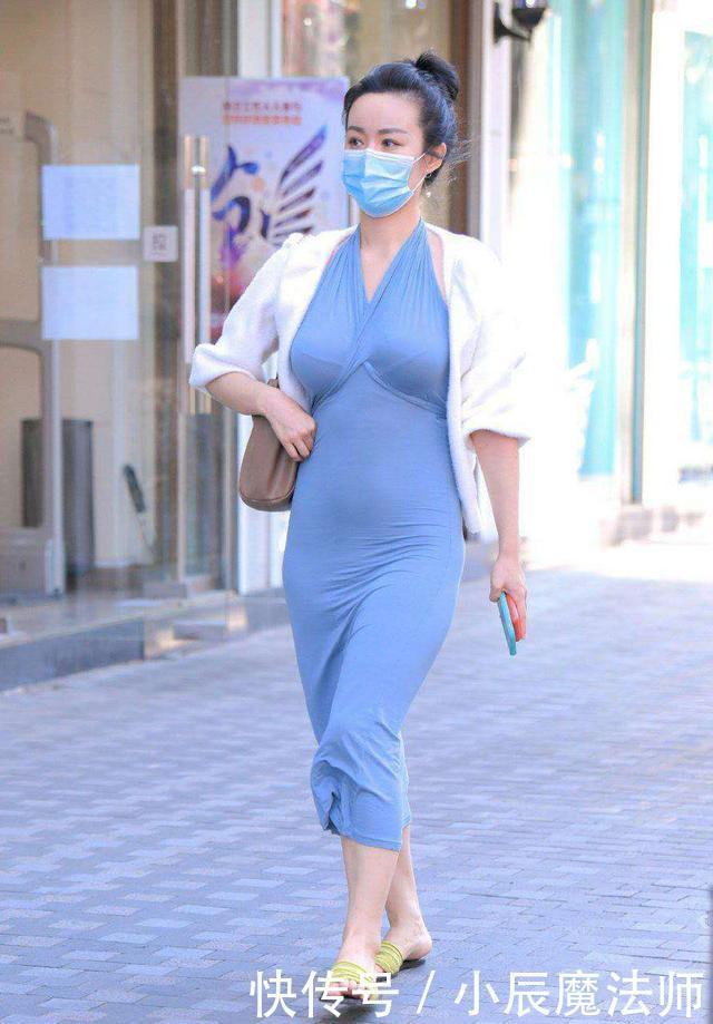 洒脱的美女，一袭蓝色挂脖裙，穿出了率真的美