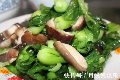 香菇炒青菜|香菇到底是直接炒还是先焯水，很多人都做错了，难怪不好吃！
