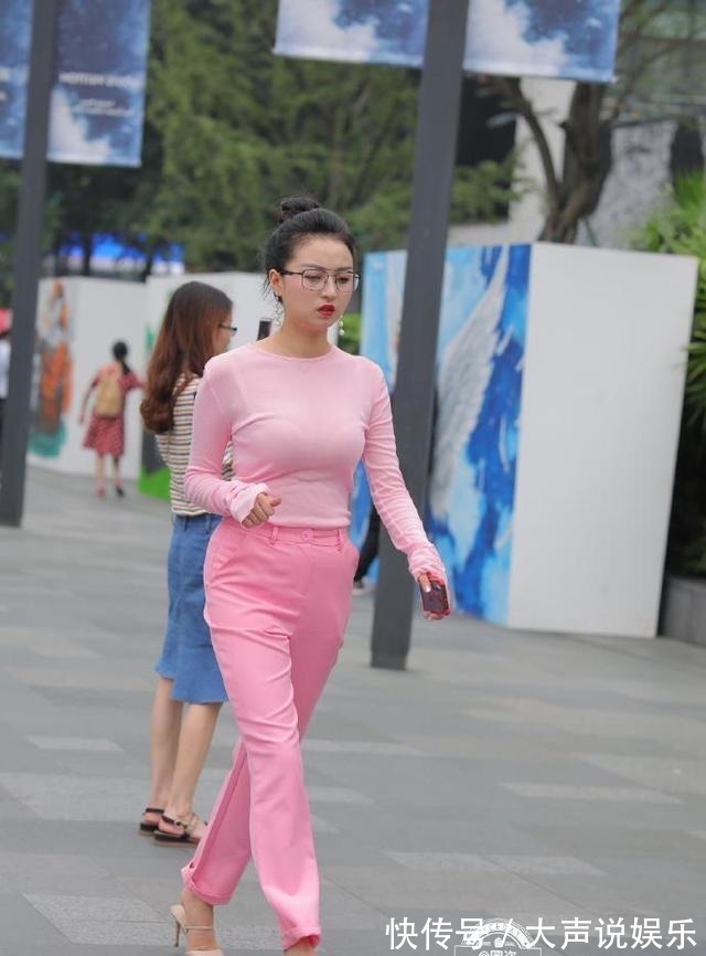 腰带 高挑多姿的打底裤美女,大方得体的搭配风格也耐看,令人难忘!