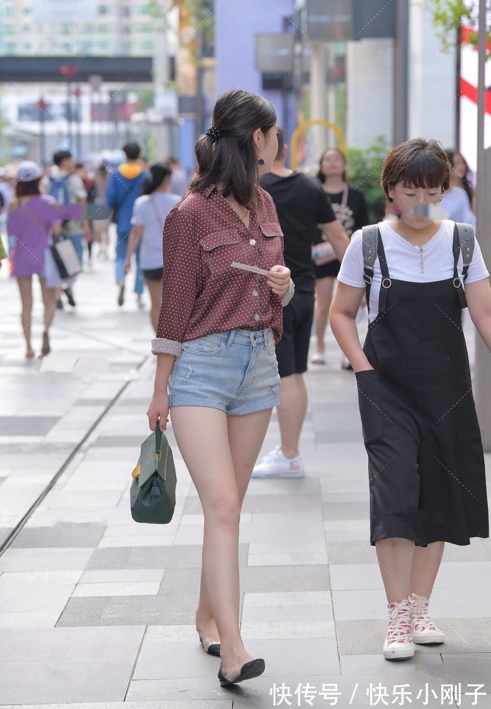 波点|非常自信的气质美女,完美的身材搭配迷人的装扮,莫名的心跳感