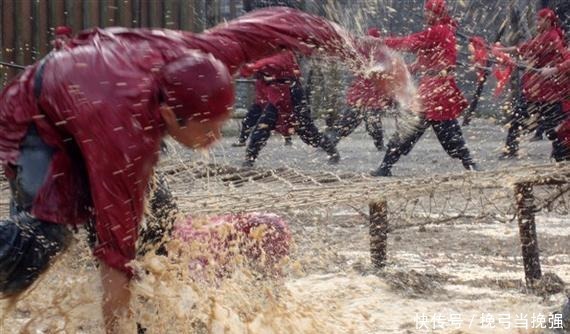 禁军|豹子头林冲化身特种兵,带领八十万禁军进行匍匐训练!