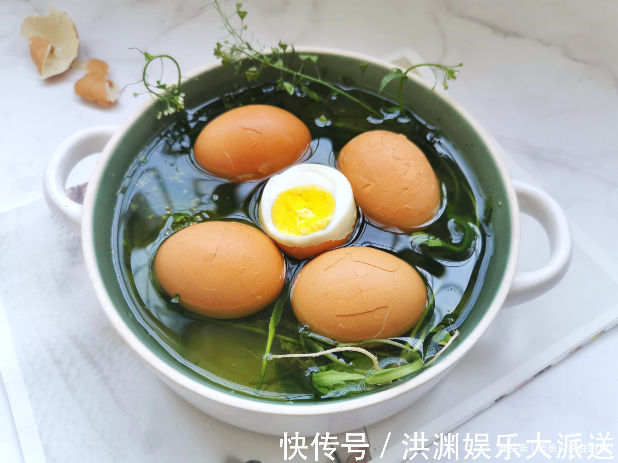 煮鸡蛋该用冷水还是热水教你煮鸡蛋的3个小窍门，不粘壳还好剥