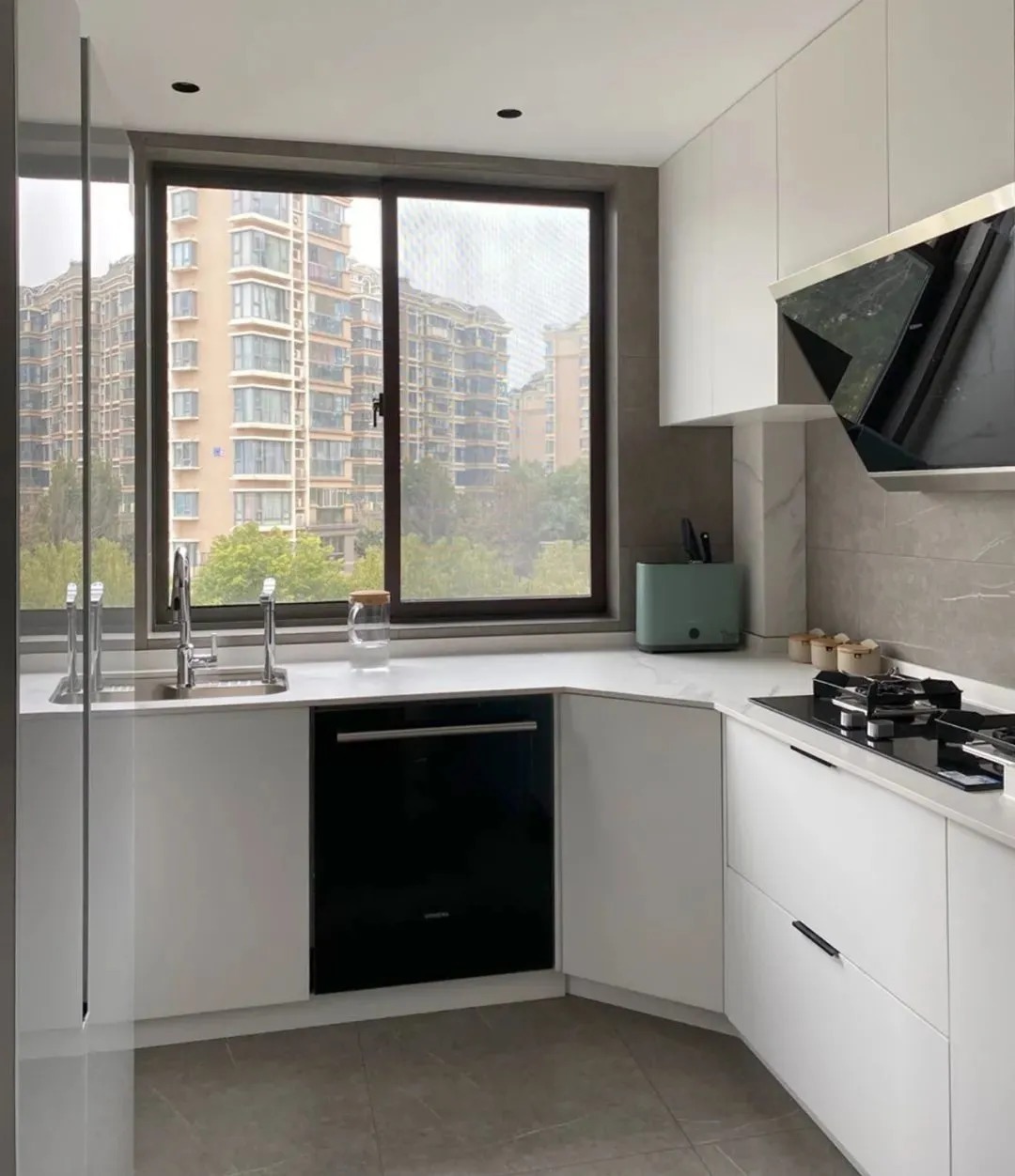 中西厨|客厅放弃电视,用一整面墙做收纳,快来跟这个神仙小户型学收纳!