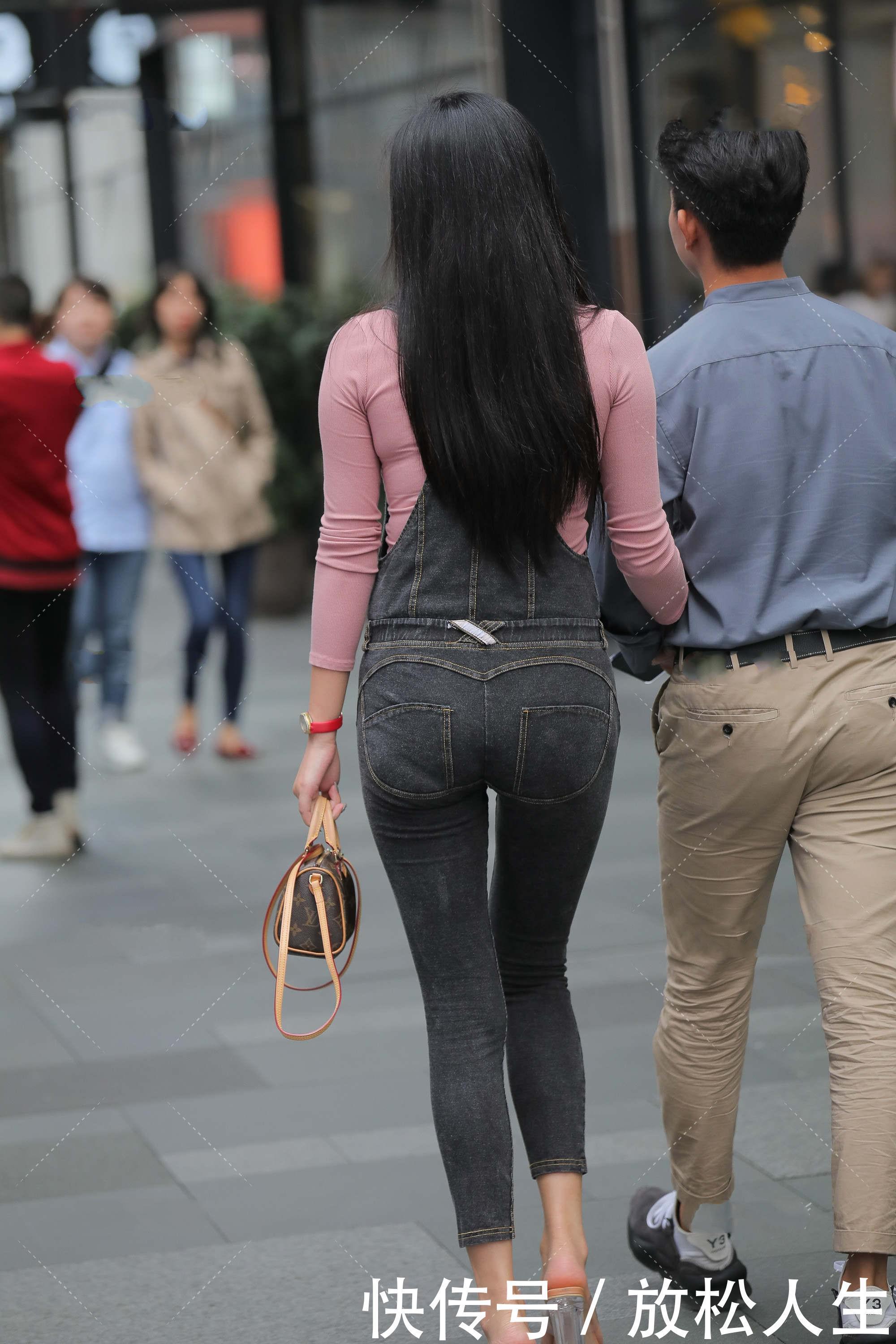 简单|深灰色连体牛仔裤,搭配藕粉色线衣,时尚可以很简单