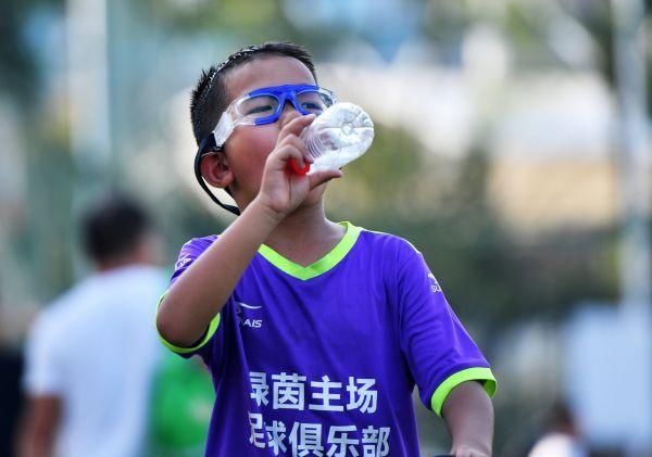 长江日报|“双减”后的第一个国庆假日，晚报杯让足球少年们开启狂欢模式