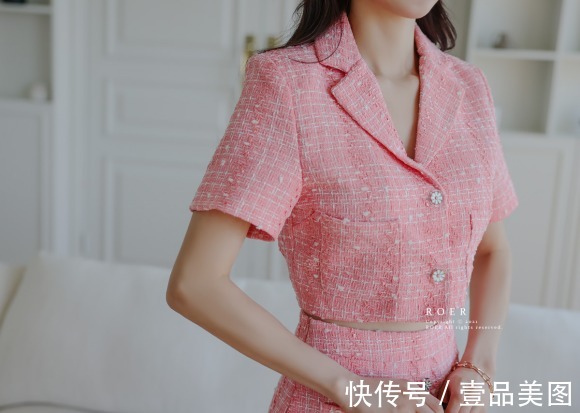 孙允珠|女神孙允珠时尚搭配:彩虹霓彩格子粉蕊英式西装裙