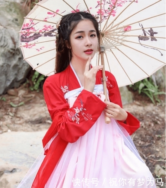 景区|“汉服女”景区撩腿拍照,遭到路人劝阻,网友:你丢人不?