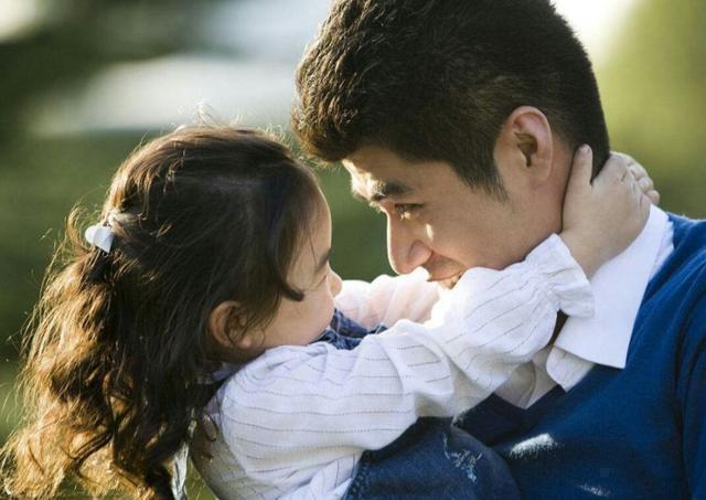 男孩子|产房外爸爸得知生女儿,爸爸的反应引人注目,网友:请你控制点