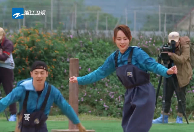 張嘉倪泥潭中摔倒,下意識對朱亞文喊出2字,難怪買超是亞洲醋王