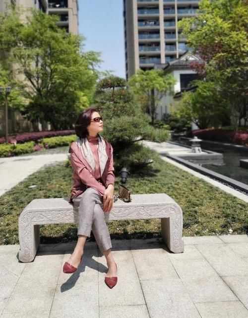 60多岁的女人，开春少穿修身裤+卫衣，九分裤+衬衫时髦又优雅