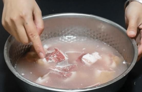 清洗羊肉，只冲水可不行！多做3步，无需焯水，肉干净软嫩还不膻