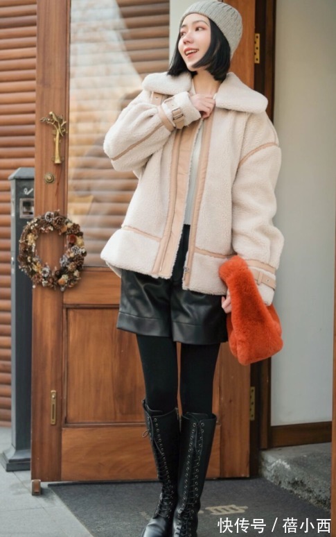 穿搭 2022不流行露脚踝,聪明女人更爱“塞裤脚”,这样穿搭时髦又显瘦