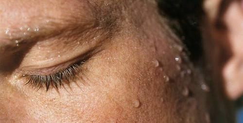 高跟鞋|经常散步的人留个神,走路时若出现5种现象,可能越走离健康越远