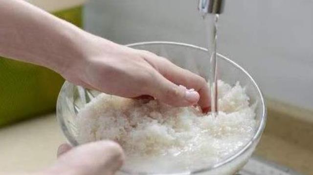 洗脸|每天用淘米水洗脸,现在怎么样了?或许有人不知道淘米水能洗脸