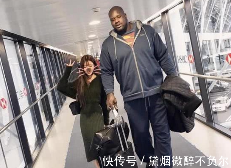 奥尼尔|她是史上最高的女人，手掌比锅盖大，奥尼尔在她面前成了霍比特人