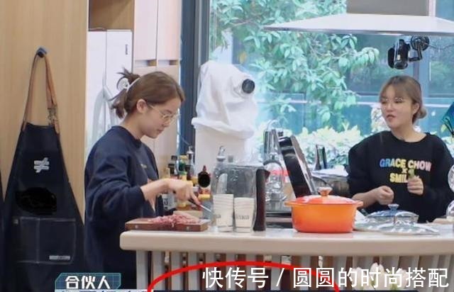 周扬青|陈伟霆将欧阳娜娜头发弄乱，立马用“神器”整理，发量增加一倍！