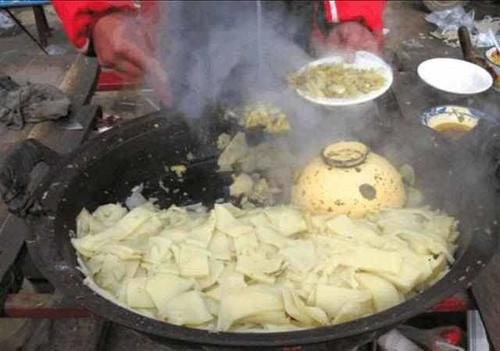  两张桌子一口锅，做出来的美食，让老板一天收入上万元！