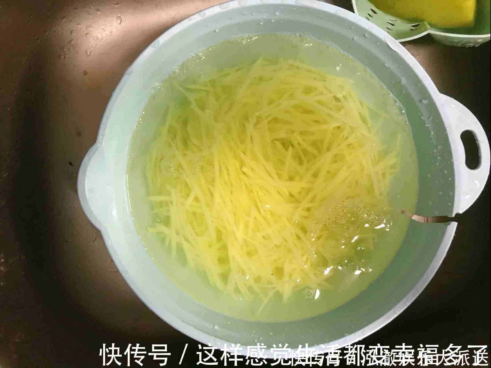 大厨教你炒土豆丝,学会这1个小技巧,做的比饭店的还香!