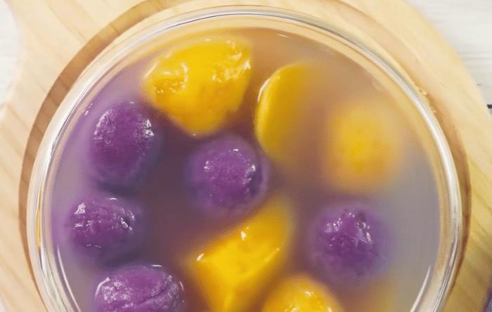 分享一款用红薯和紫薯做成的甜汤,软糯香甜又营养,孩子特爱吃