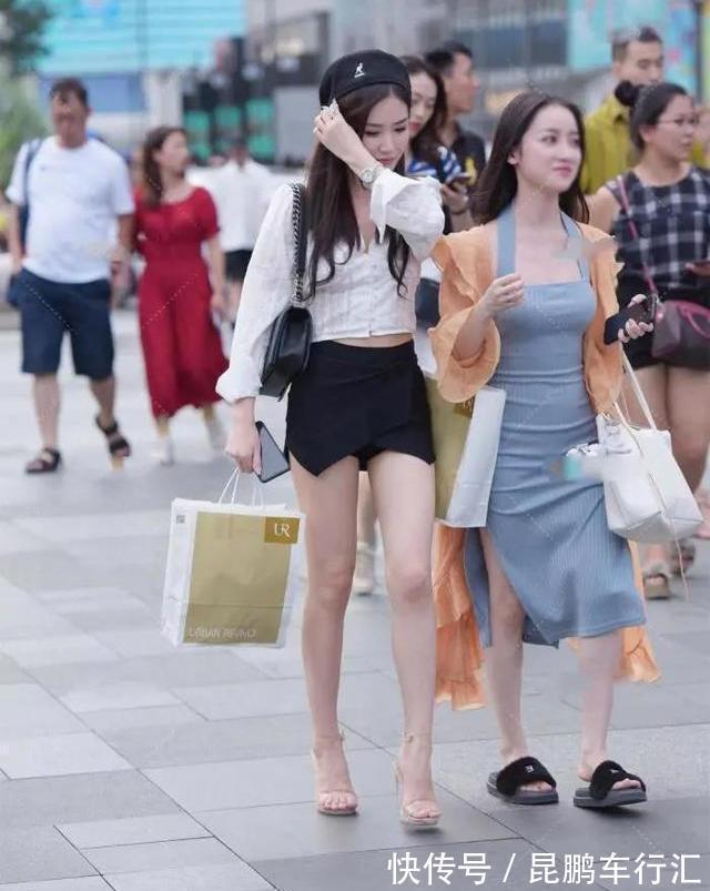 翠羽 白色暗花T恤配黑色短裙的穿搭,轻松展现优雅温柔的似水柔情