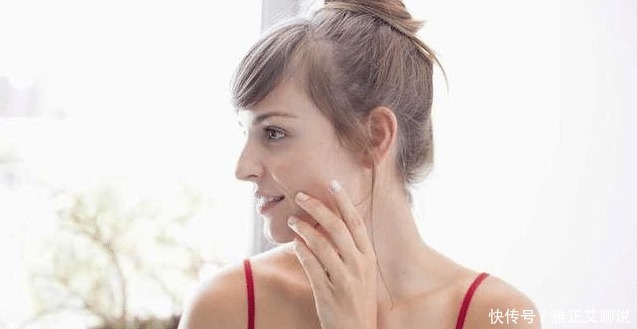 使用爽肤水时倒手上就开始拍?医生都哭笑不得:果然是人傻钱多!