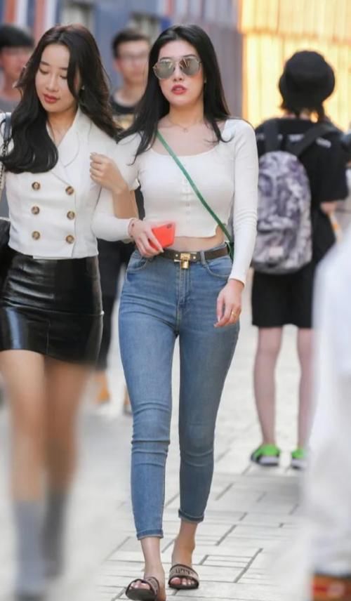 酷帅|白色方领T恤配牛仔裤,尽显时尚与酷帅