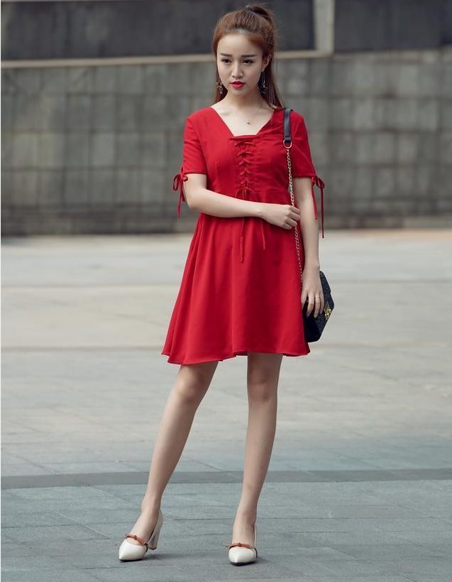 小西装 衬衣搭配百褶裙的小姐姐，打结的穿搭更受亲睐，尽显纤细大长腿